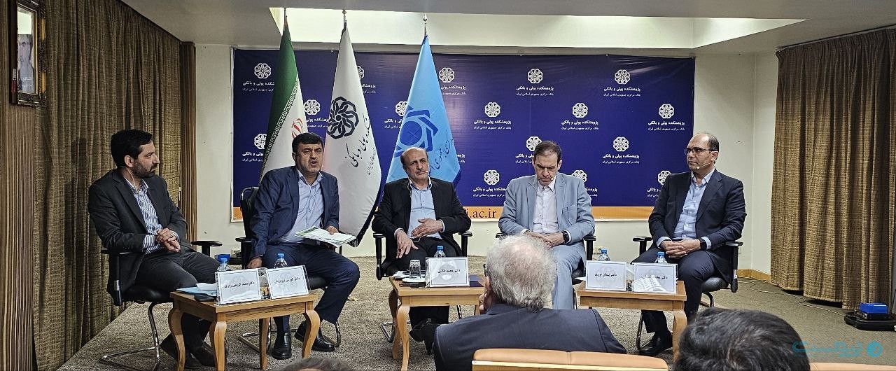 تحریم‌ها و سیاست‌های ناهماهنگ داخلی نظام بانکی ایران را تهدید می‌کند